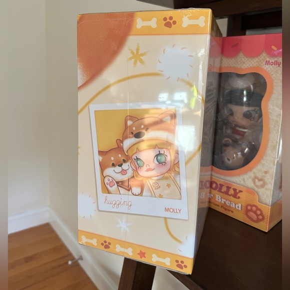 Pop Mart MOLLY Hugging 1/8 Action Figure authentic new - Picture 4 of 6
